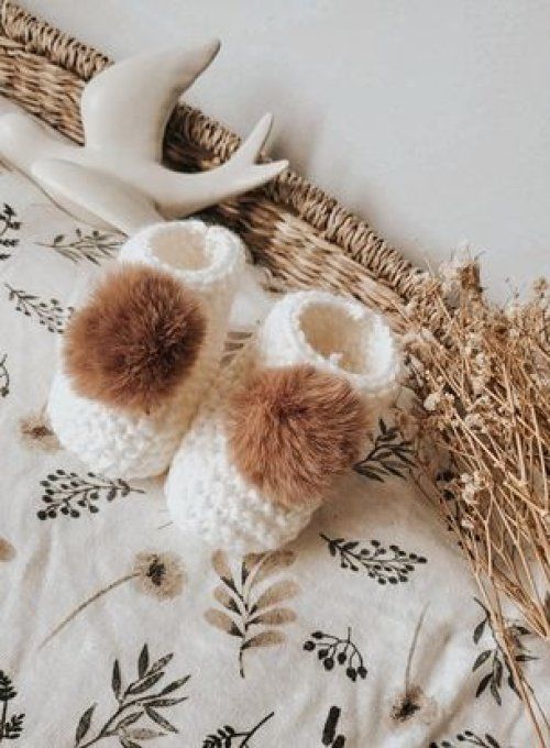 Chaussons naissance en laine avec pompon